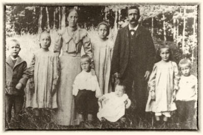 v.L.: Hans, Friedi, Bertha, Walter, Bertha,Werner, Johann Jakob,Marie und Fritz , Franz und Ruedi sind noch nicht da